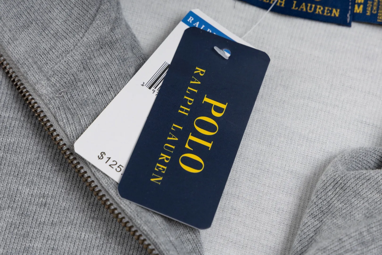 P230 #R97 Ralph lauren twelve-color embroidered pony logo half-zip high-neck long-sleeved knitted sweatshirt. The same style for men and women. The new half-zip sweatshirt for couples to wear in autumn is here! This kind of sweatshirt is really popular this year, even more popular than the hooded sweatshirt. Open the zipper and it can be used as a large lapel, which makes it more fashionable. The color of the classic design of the little war horse on the chest is matched with the embroidery. The simple zipper design echoes the brand logo, so you don’t need to match too much. The sweater version is loose enough! The fabric is custom-woven and dyed 100 cotton. 320g high gram weight 100% cotton knitted cotton with a certain thickness. The fabric is soft and comfortable, and the three-dimensional fabric is full of texture. The stitching is three needles and five threads, which is beautiful and strong. The pattern is also good. Although it is loose, it does not look bulky! - It is not a popular color scheme on the street. The color is pure and highly recommended. The upper body has a particularly high rate of turning heads. Loose style. Big drop shoulder OS style. Same style for men and women. Couple wear. Versatile and practical! Color: Gray, navy, khaki, green label, oatmeal brown label, apricot, black, army green, burgundy, pink, dark gray, light blue, white. Size: S M L XL Length: 70/72/74/76 Bust: 53.5/55.5/57.5/58.5 Shoulder width: 44/45/46/47 Sleeve length: 61/62/63/64